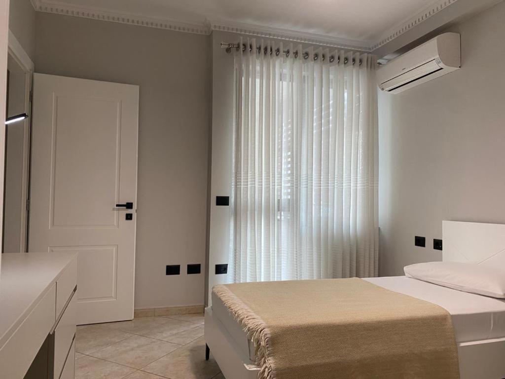 Laureta Central Apartment Тирана Екстериор снимка